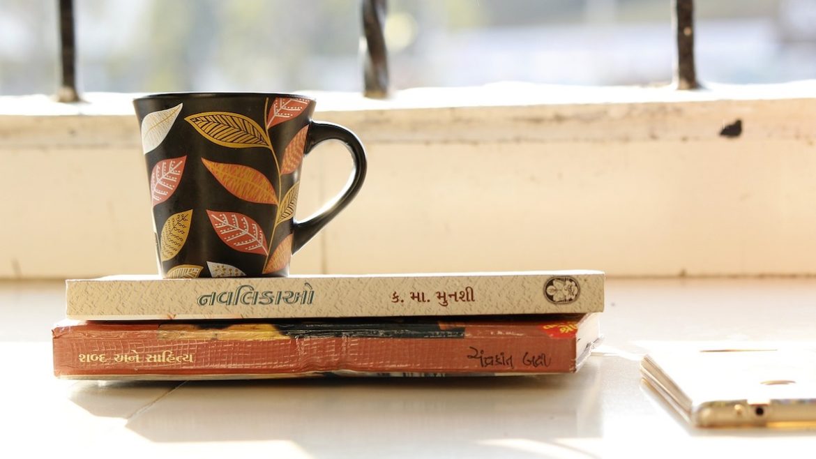 livres et tasse colorees