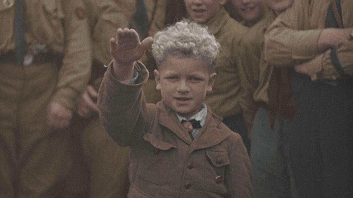 enfant faisant le terrible salut